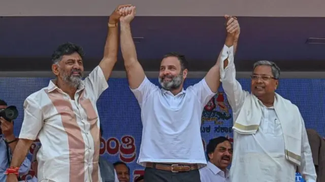 काँग्रेस नेते राहुल गांधी यांच्यासोबत काँग्रेस नेते डीके शिवकुमार आणि सिद्धरामय्या.