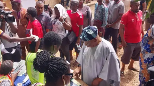 Olusegun Osoba ni agọ idibo rẹ