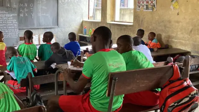 Ụmụakwụkwọ ndị nwoke na nwannyi yi uwe ụlọakwụkwọ ha na-amụ ihe. 