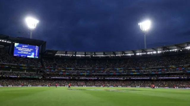 મેલબોર્નનું ક્રિકેટ ગ્રાઉન્ડ ઘણું મોટું છે