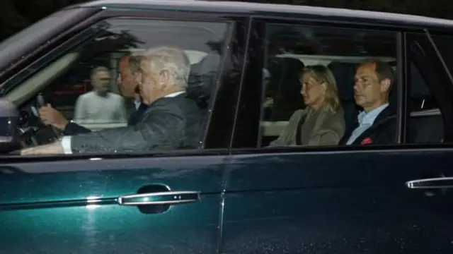Prens William’ın sürdüğü; Prens Andrew ile Prens Edward ve eşi Sophie’yi taşıyan araç, Balmoral Kalesi’ne giriş yapıyor