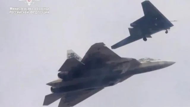 Su-S7 fighter jet dey fly wit di earlier version of di Okhotnik