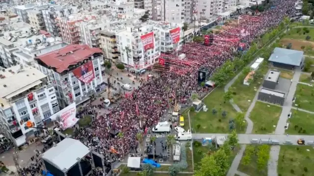 CHP mitinginde sokakta binlerce kişi görülüyor