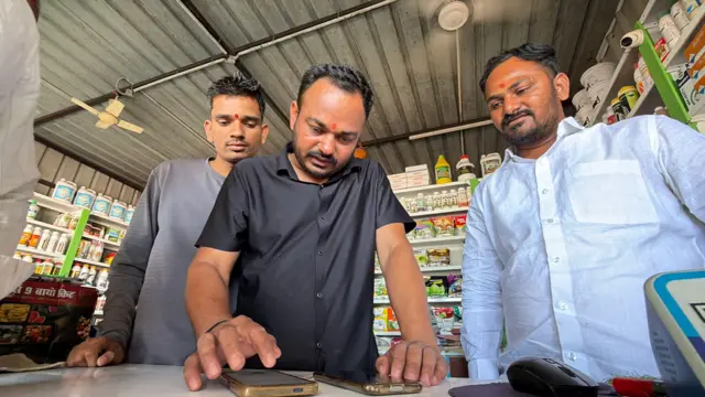 खतांची ऑनलाईन बुकिंग करताना शेतकरी आणि दुकानदार दोघांनाही अडचणींचा सामना करावा लागतोय.