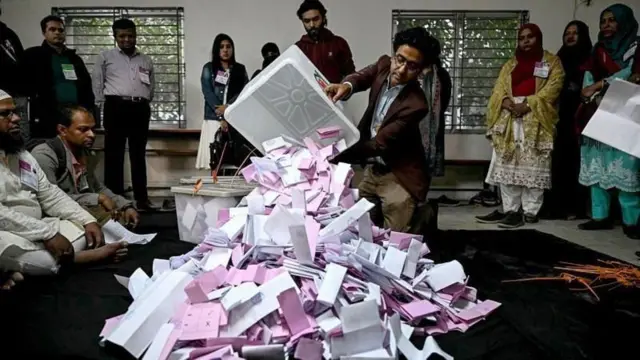 গণভোটে হ্যাঁ জয়ী হয়েছে বলে জানিয়েছে নির্বাচন কমিশন