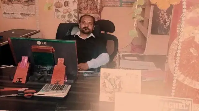 অভিযুক্ত দীনেশ বাঘেল ইঞ্জিনিয়ারিং পাশ করার পর মালেশিয়ায় চাকরি পেলেও অল্পদিনের মধ্যে তা ছেড়ে দিয়ে গ্রামে ফিরে আসেন। 