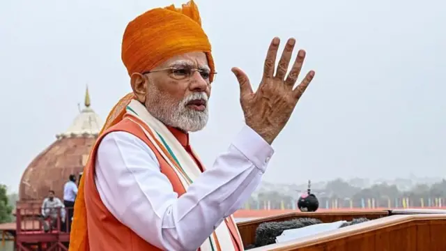 पंतप्रधान मोदींनी लाल किल्ल्यावरून केलेल्या भाषणात जे म्हटलं, त्याचे राजकीय अर्थ काढले जात आहेत.