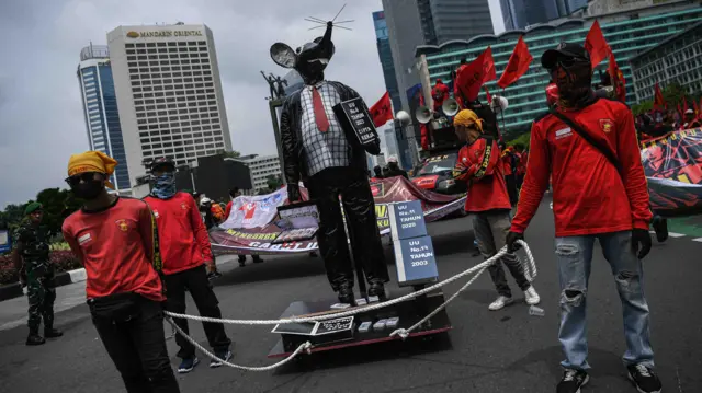 Buruh yang tergabung dalam  Kongres Aliansi Serikat Buruh Indonesia mengarak patung tikus dalam rangka Hari Buruh Internasional di Jalan MH Thamrin, Jakarta, Senin (01/05). Dalam aksinya mereka meminta pemerintah untuk meningkatkan kesejahteraan para buruh.