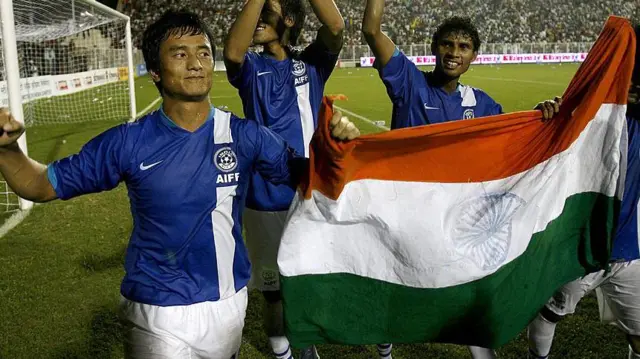ভারতের জাতীয় ফুটবল দলের প্রাক্তন অধিনায়ক বাইচুং ভুটিয়া (বাঁদিকে)