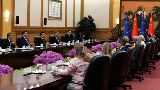 中国国家主席习近平(左二)、中国外长王毅(左)、欧洲理事会主席科斯塔(右六)、欧盟委员会主席冯德莱恩(右五)及代表出席于北京人民大会堂举行的第二十五次中欧领导人会晤(2025年7月24日)。