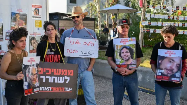 बंधकों के परिवार वाले, जिन्हें हमास ने अपने कब्जे में लिया हुआ है.