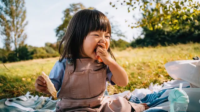 아이들에게 다른 음식을 주기 전에 채소를 먼저 내놓으면 채소를 먹을 가능성이 높아질 수 있다