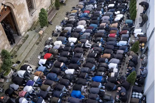 Muslimoota kadhannaaf masjiida Bajraki wirtuu Beelgireed, Sarbiyaatti walitti qabaman