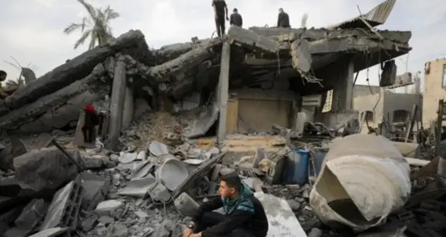 गाझा: चार वर्षांचा उमर पुन्हा पुन्हा विचारत आहे - आई कुठे आहे, आजी कुठे आहे?