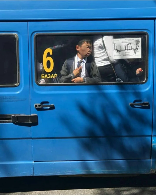 К﻿езинде бул сүрөт интернетке тарап, кызуу талкуу жүргөн. Коомдук унаа көйгөйү аймактарда да бар. Сүрөттү качан, кайда, ким тартып алганы так белгисиз 