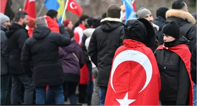 Dad Turki ah oo ka caraysan gubista kitaabka Quraanka