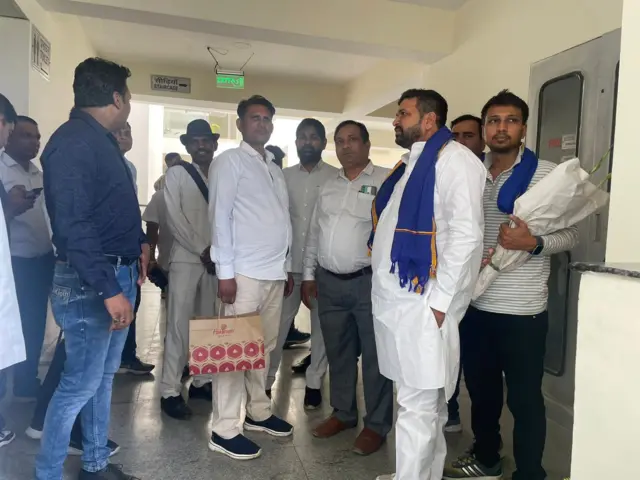 चंद्रशेखर से मिलने वालों का तांता लगा हुआ है.