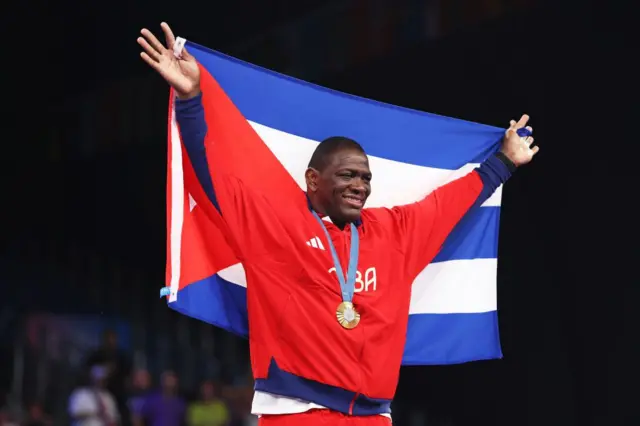 Mijaín López celebra la medalla. 