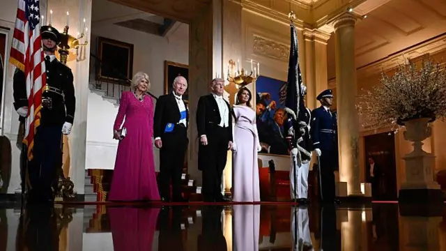 Урочиста сцена в розкішній залі з високими стелями та колонами. Король і королева, Дональд і Меланія Трамп у формальному вечірньому вбранні стоять у ряд. По обидва боки – почесна варта у парадній формі з прапорами та церемоніальними гвинтівками. Глянцева підлога віддзеркалює фігури й світло.