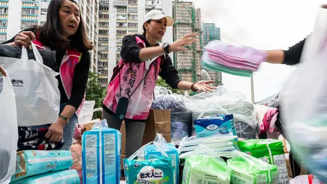 2025年11月27日，香港大埔宏福苑发生火灾后，大埔区关爱队成员和志工正在整理捐赠物资。