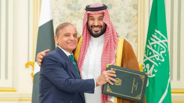 पाकिस्तान के प्रधानमंत्री शहबाज़ शरीफ़ और सऊदी अरब के प्रिंस मोहम्मद बिन सलमान