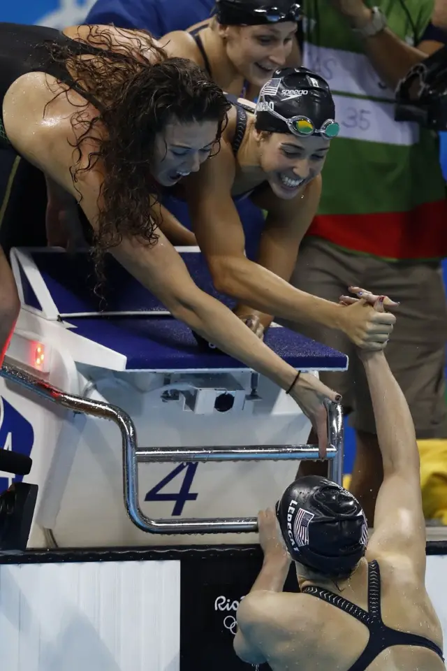 Maya DiRado le daba la mano a Ledecky mientras estaba en la piscina