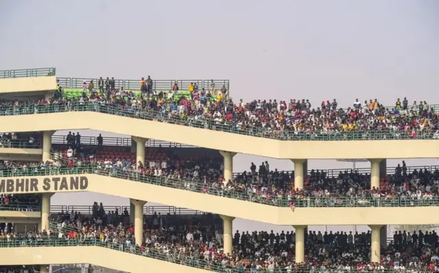 دہلی کے ارون جیٹلی سٹیڈیم میں کوہلی کو دیکھنے امڈی بھیڑ