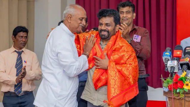 එමෙන්ම ඉදිරි ජනාධිපතිවරණයේ දී යුද්ධයෙන් පීඩාවට පත් අයෙකු අපේක්ෂයකු වුවහොත් දෙමළ පක්ෂවලට ඊට සහාය නොදී සිටීමට නොහැකි වනු ඇති බව ද ආචාර්ය සරවනමුත්තු කියා සිටියේය.