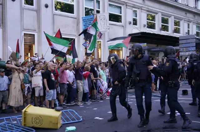 vuelta, prekinuta biciklistička trka u madridu