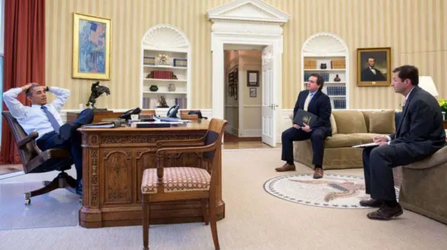 Koodii Keenan (gidduu) fi Terry Szuplat (mirga) haasaa barreessanirratti Baraak Obaamaa waliin wayita mari'atan