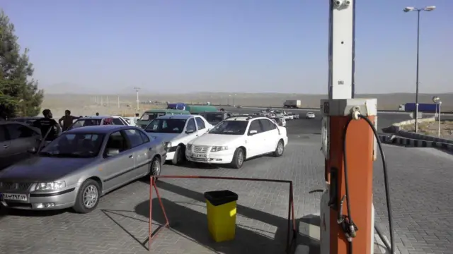 در حال حاضر، برخی از پمپ بنزین‌ها در ایران به شکل دستی و با قیمت آزاد سوخت را عرضه می‌کنند