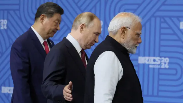 Путин с Моди и китайским руководителем Си Цзиньпином на саммите БРИКС в Казани в 2024 году