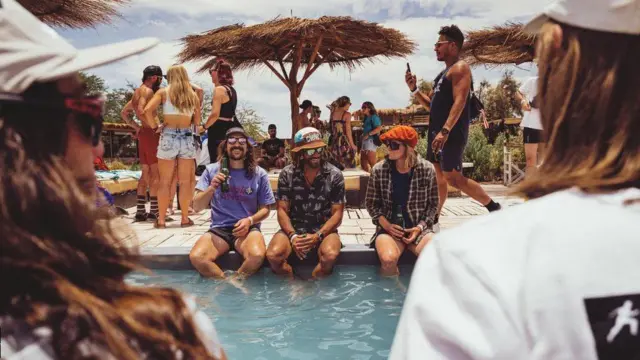 دونده‌ها پایان مسابقه را در یک مهمانی کنار استخر جشن می‌گیرند