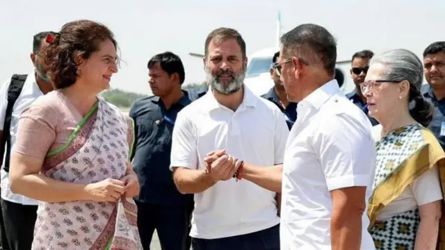 राहुल गांधी-प्रियंका गांधी 