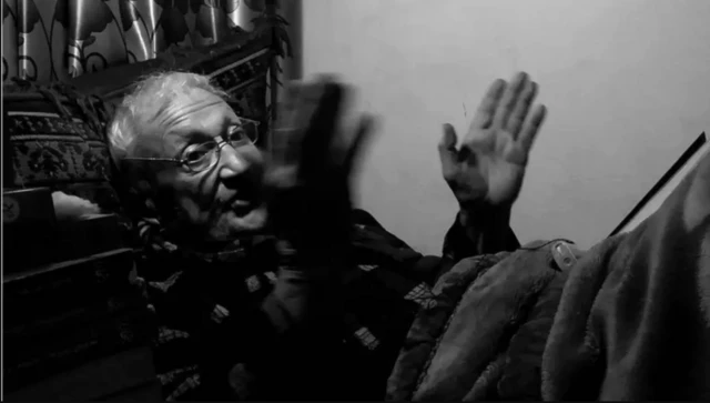 تصویر سیاه و سفید زریاب که بر رختخوابی دراز کشیده است 