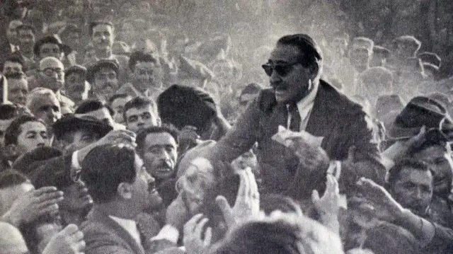 Menderes, DP öncesinde uzun yıllar CHP'de siyaset yaptı.