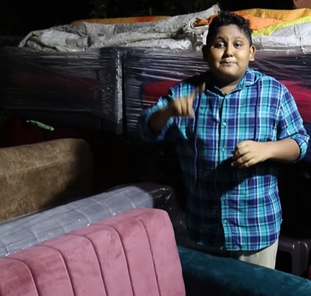 வைரல் சோஃபா சிறுவன்