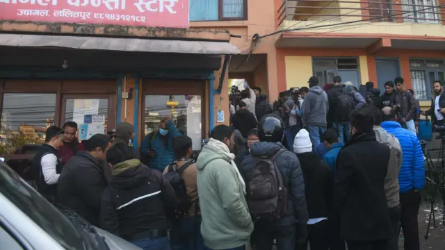 ज्वागलस्थित बालेन शाहका सहयोगीको घर बाहिर बिहीवार देखिएको भिडभाड