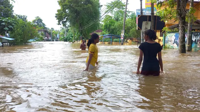 අධික වැසි සහිත කාලගුණය හේතුවෙන් ජුනි මස පළමු වෙනිදා සිට අද (ජුනි මස 03 වෙනිදා) දක්වා පුද්ගලයින් 12 දෙනෙකු ජීවිතක්ෂයට පත්ව තවත් 5 දෙනෙකු අතුරුදන්ව ඇති බව ආපදා කළමනාකරණ මධ්‍යස්ථාන සඳහන් කළේය.