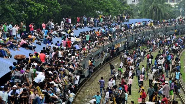 রেল ও লাইনের এমন চিত্র দেখা যায় নানা সময়ে