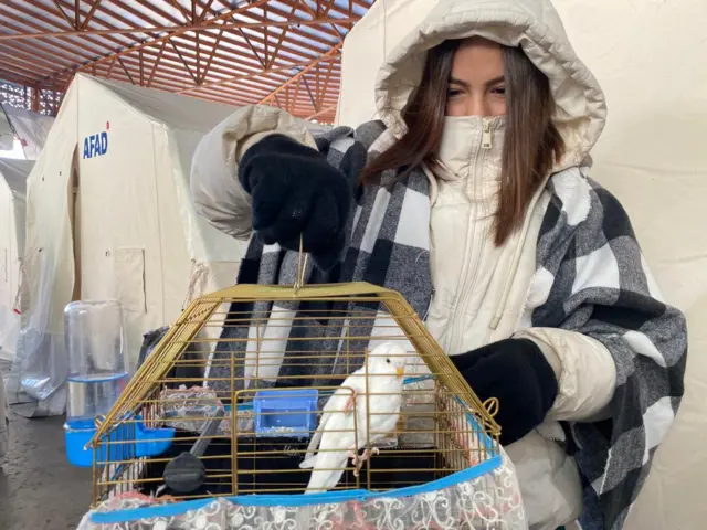 Bir depremzede yıkılan evinden evde beslediği kuşu çıkarabildiğini söylüyor