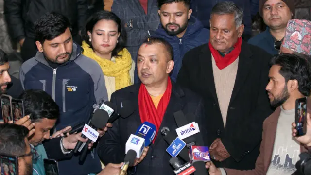 पत्रकारहरूसँग कुरा गर्दै कांग्रेस महामन्त्री गगनकुमार थापा