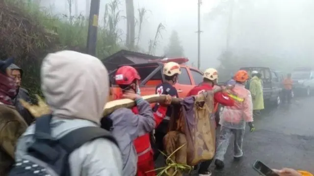 Proses evakuasi korban banjir bandang di Petungkriyono