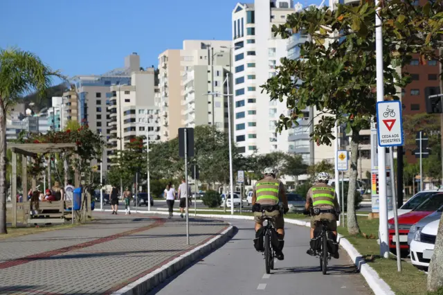 Dos policías van en bicicleta por una ciclorruta en la ciudad de Florianápolis, estado de Santa Catarina en Brasil.