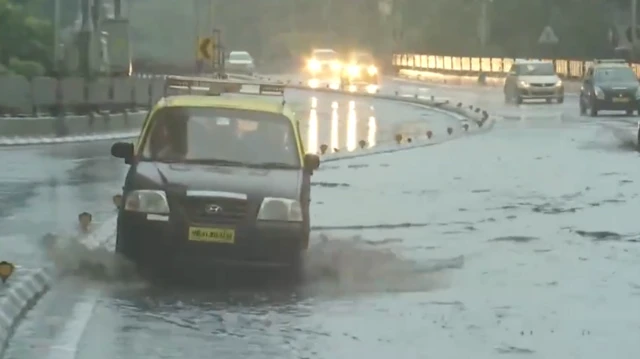 મહારાષ્ટ્ર ચોમાસું, મુંબઈમાં ભારે વરસાદને કારણે જનજીવન ઠપ, મેટ્રો સ્ટેશનમાં પાણી ભરાયા, ક્યાં કેવી સ્થિતિ, બીબીસી વૅધર, બીબીસી હવામાન, ચોમાસું બીબીસી સમાચાર, બીબીસી ન્યૂઝ ગુજરાતી