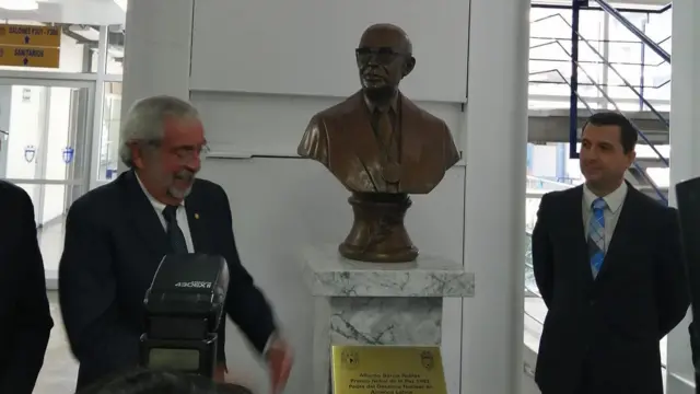 El rector Enrique Graue en la develación de un busto de García Robles