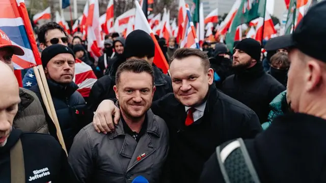 Tommy Robinson i Dominik Tarczyński biorą udział w marszu w Warszawie w listopadzie 2025 r.