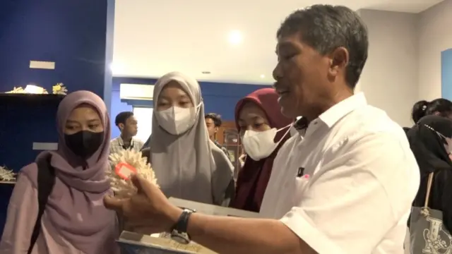 Ahli karang Universitas Hasanuddin Syafyudin Yusuf memberi edukasi soal pelestarian terumbu karang.