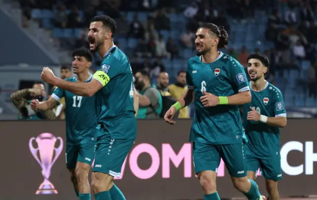 يحتفل المهاجم العراقي أيمن حسين مع زملائه بعد تسجيله هدفاً خلال مباراة تصفيات كأس العالم 2026 بين فلسطين والعراق على ملعب عمان الدولي في عمان، الأردن، في 25 مارس 2025.
