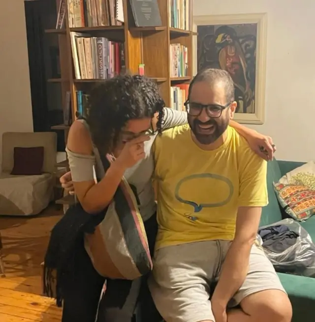 علاء عبد الفتاح وشقيقته سناء عقب الإفراج عنه